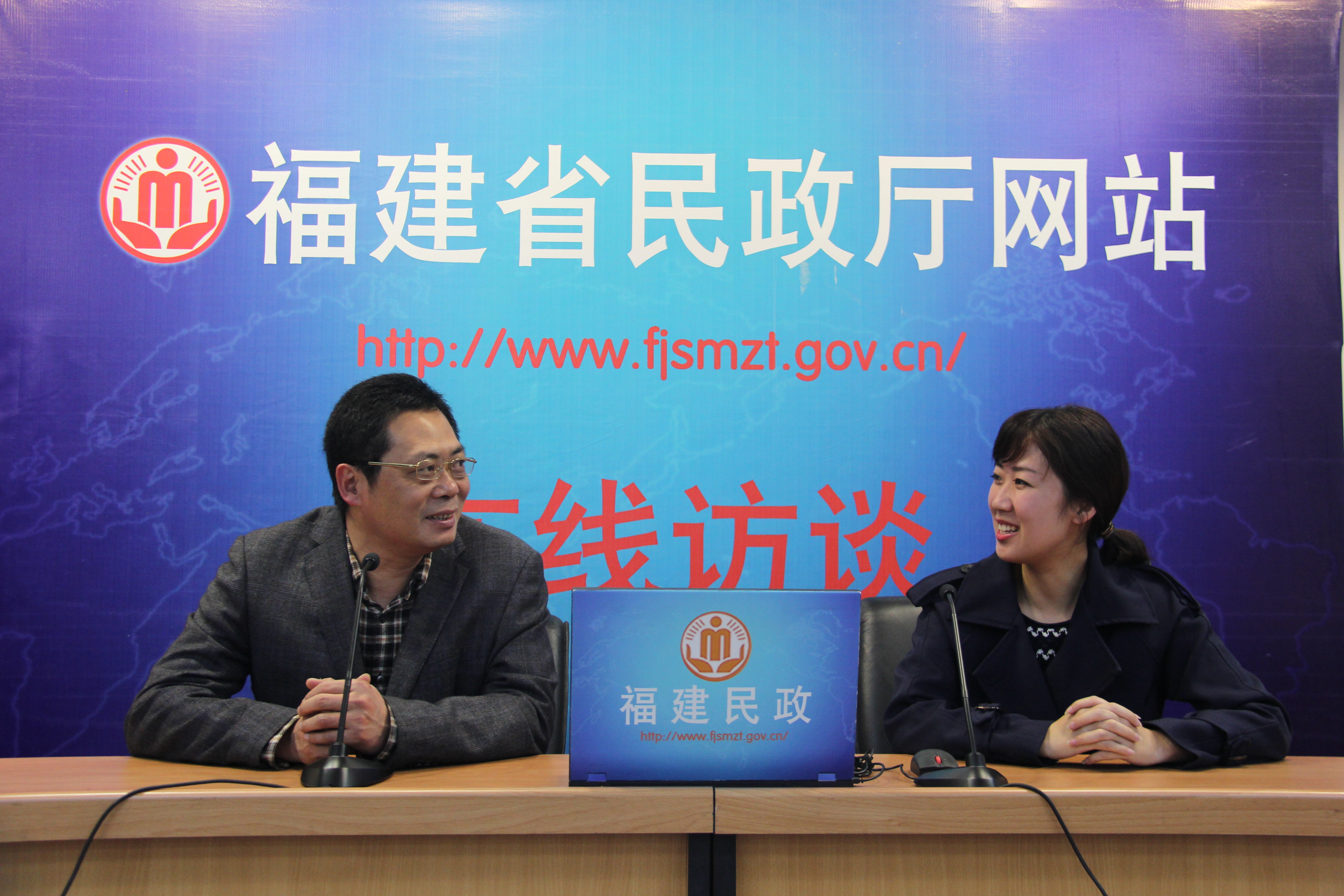 与主持人交流.JPG